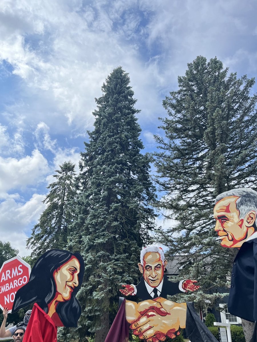 Toronto (GTA) World Beyond War (@torontowbw) on Twitter photo 🚨BREAKING : Protestors are outside 🇨🇦 Minister of Foreign Affairs <a href="/AnitaAnandMP/">Anita Anand</a>’s home demanding a two-way #ArmsEmbargoNow following the damning Arms Embargo Now Report revealing hundreds shipments to 🇮🇱 to fuel genocide. No more empty statements. Action now! ARMS EMBARGO NOW! 🚨BREAKING : Protestors are outside 🇨🇦 Minister of Foreign Affairs <a href="/AnitaAnandMP/">Anita Anand</a>’s home demanding a two-way #ArmsEmbargoNow following the damning Arms Embargo Now Report revealing hundreds shipments to 🇮🇱 to fuel genocide. No more empty statements. Action now! ARMS EMBARGO NOW!