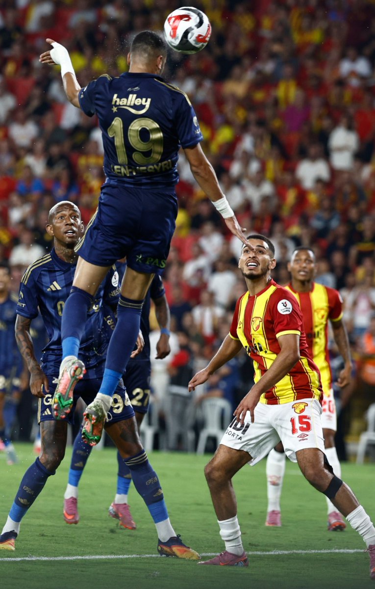 İZMİR’DE VAR’la KOL’la PENALTI!
Bu kadar da kayırmaca olmaz ki!... Fener 90 dakkada gol atamayınca penaltı yaratıyorlar!... İşe bak!... Bu ülkede bir hakem çıkıp da VAR’a; ‘benim kararım doğru’ demeyecek mi arkadaş? Buna penaltı diyenin alnını karışlarım… TRİO’ya saygım var