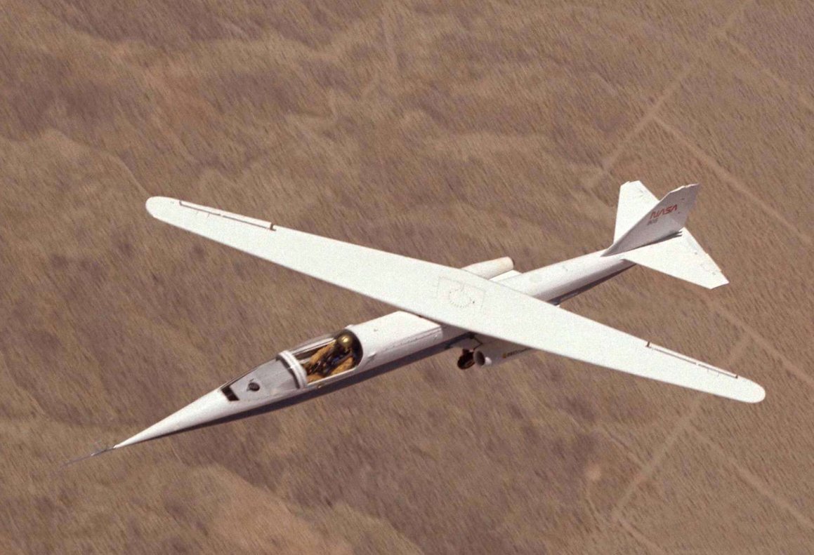 Lucasl2025's tweet photo. 🚀 Engenheiros chineses estão ressuscitando um conceito da NASA dos anos 70: a asa oblíqua.
O resultado? Um porta-drones hipersônico capaz de voar a Mach 5 e lançar enxames de UAVs atrás das linhas inimigas.
O futuro da guerra aérea chegou. 🛰️🔥 https://t.co/LebVzaAaTe
