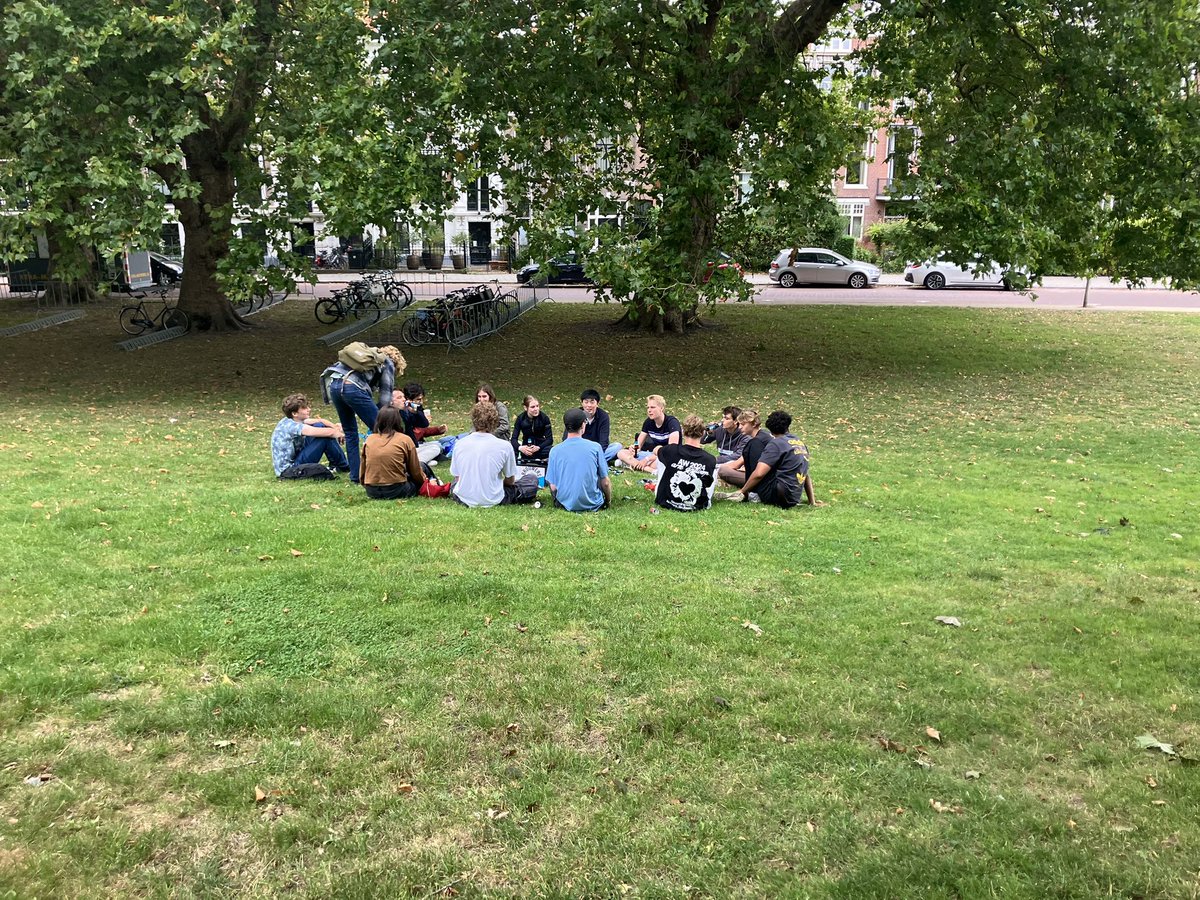 Vanochtend nog muisstil, maar nu zindert het, de <a href="/OWee/">Sarah Hassan</a> begint! 3000 studenten arriveren vandaag voor een mooie start van een studie waarmee zij in de toekomst nationaal en internationaal veel voor ons gaan betekenen. Welkom in Delft! Maak er een mooie tijd van! 💙 #Delftsetrots