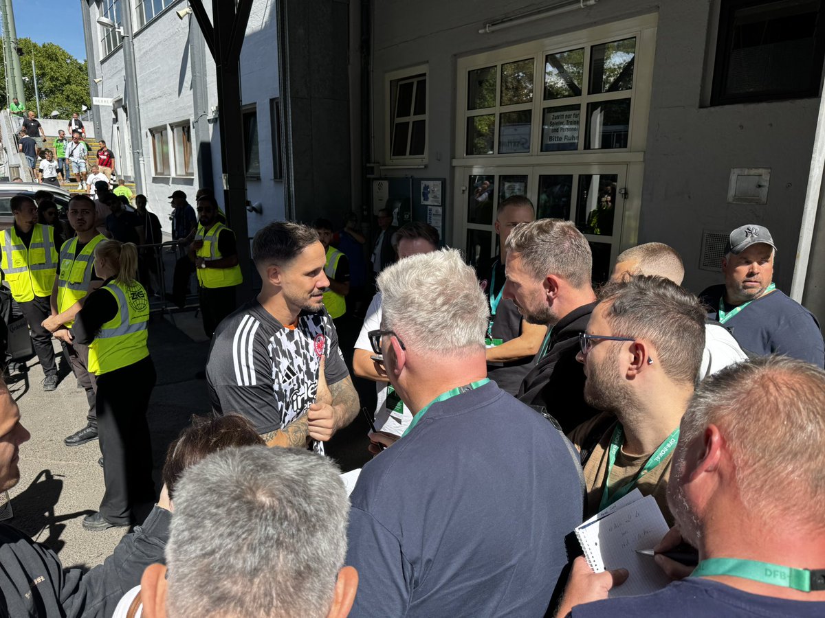 ffmgezwitscher's tweet image. Jens #Grahl wirkte nach dem Spiel traurig aufgrund des Verlustes von Kevin #Trapp
„Mit seinen mehr als 400 Sprachen, die er spricht und seiner besonderen Ausstrahlung ist sein Weggang ein großer Verlust für die Kabine“, so kommentierte er nach der Partie #FVESGE #SGE