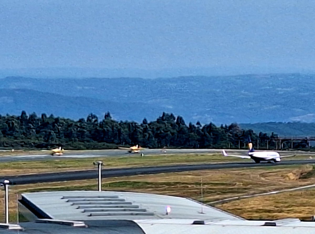 😉Controladores Aéreos 🇪🇸 (@controladores) on Twitter photo Más medios aéreos 🛩 saliendo ahora desde LEST (Santiago) en camino a Xinzo de Limia. 
El fuego 🔥 no da tregua en #Ourense y pese al trabajo incensante por tierra y aire continúa avanzando.
Mucho ánimo!
#Galicia Más medios aéreos 🛩 saliendo ahora desde LEST (Santiago) en camino a Xinzo de Limia. 
El fuego 🔥 no da tregua en #Ourense y pese al trabajo incensante por tierra y aire continúa avanzando.
Mucho ánimo!
#Galicia