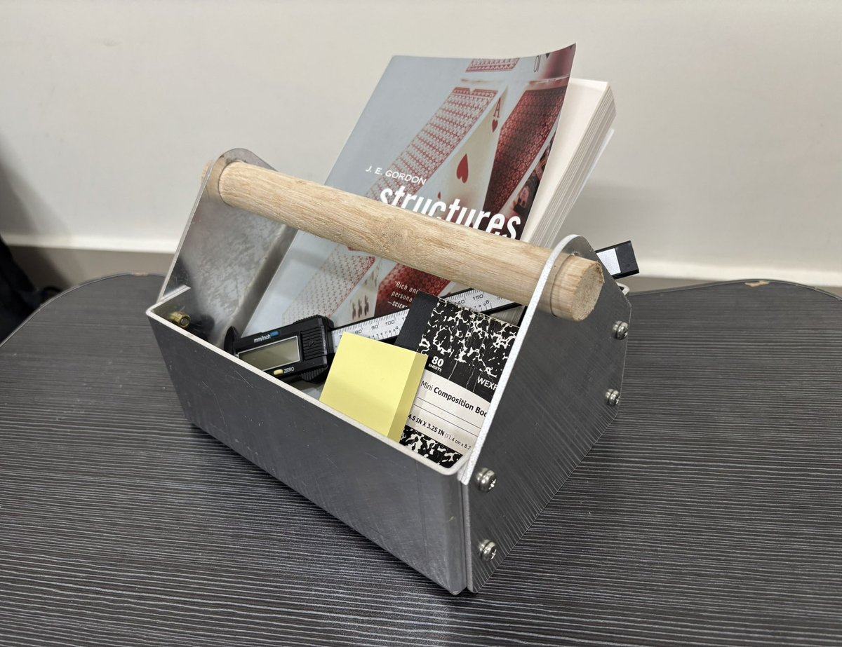 reticente07's tweet image. From CAD → DXF → product. Made a simple sheet metal organizer tray as a hobby project (to store random items around the table).