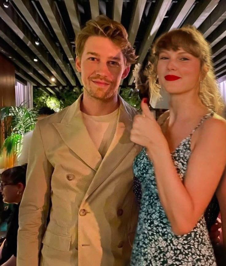 yazguneesi's tweet photo. Taylor Swift’in eski sevgilisi jOE Alwyn, Taylor Swift’le olan fotoğrafını yakınlaştırarak profil fotoğrafı yaptı ardından kaldırdı https://t.co/DZBY6xhEwF