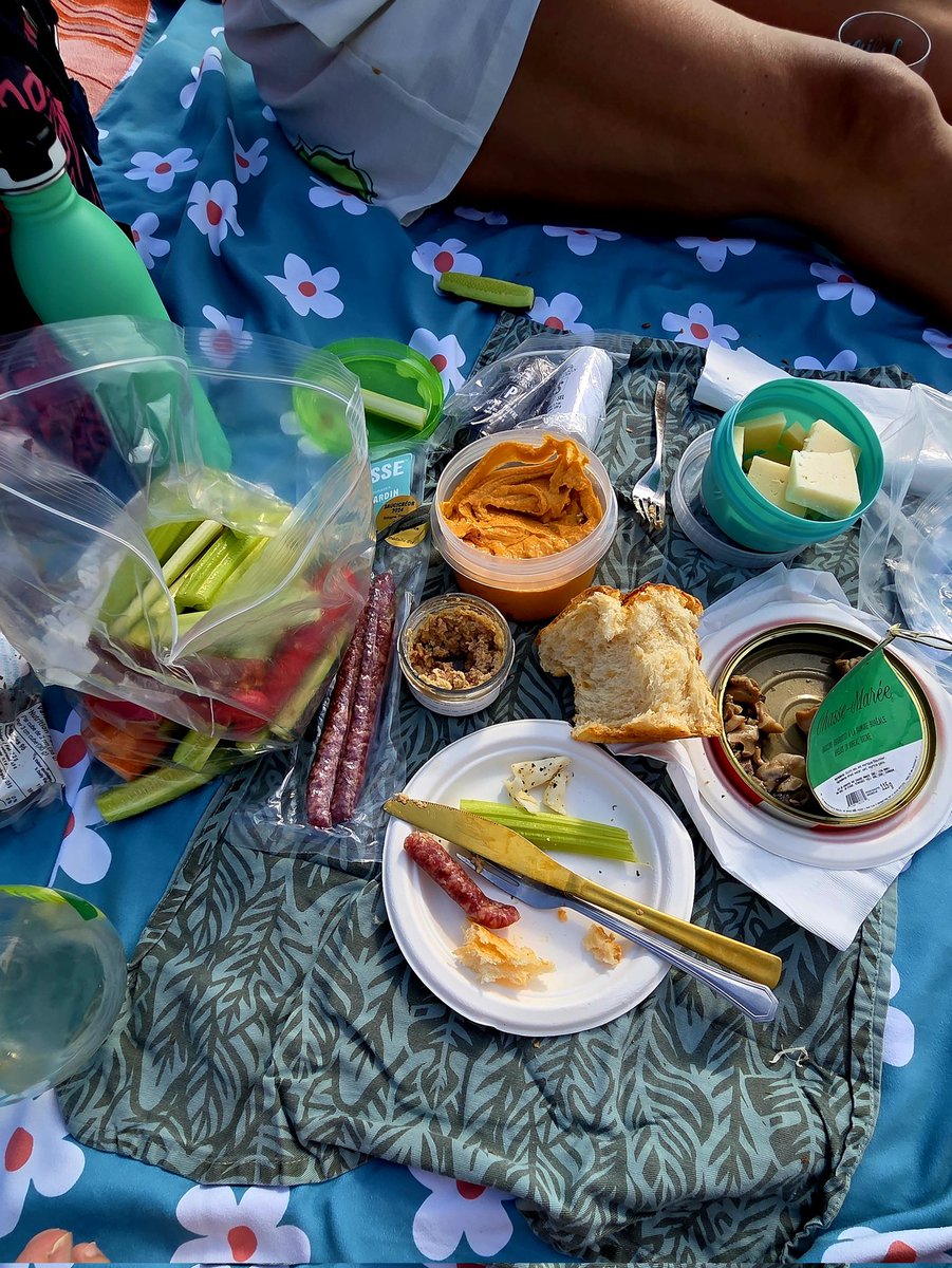 JoceArch's tweet photo. Pain et fromage de Berthier, terrine de l'île d'Orléans, bourgots de Rimouski, saucissettes de Kamouraska, légumes du #Québec.

Manque le vin québécois.

Tout ça moins cher qu'une livraison Uber pour 2 (frais cachés + Uber + livraison + pourboires)

Tellement bon! 
#AchatLocalQVI