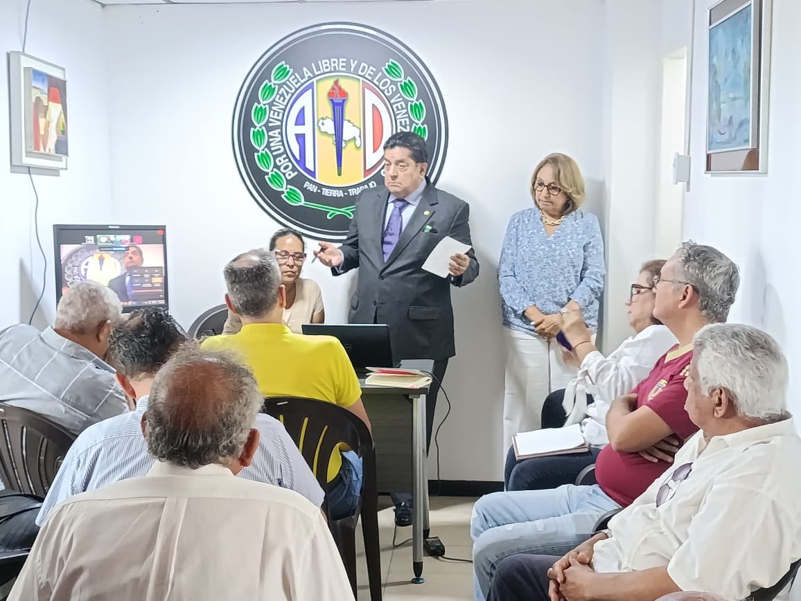 ADOrg_Laraof's tweet photo. Reunión ordinaria CES Lara junto a  secretarios generales y de organización de las parroquias de Iribarren y vía Zoom con CEM.  Informe político del CEN y organizando actividad aniversaria 84 años del partido del pueblo @ADemocratica en Resistencia. https://t.co/XSxc4CwQvX