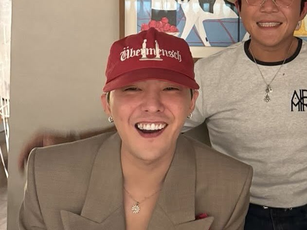 jiyongvamp's tweet photo. that restaurant was echoing with giggles AUGHHDGJD IT MAKES MY HEART WARM TO SEE HIM SO HAPPY 🥹🥹🥹 https://t.co/X9ksOnoJBH