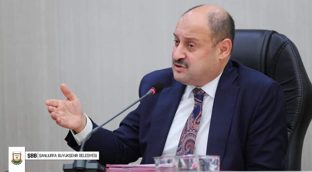 "Gel bu memleketi kurtar baba"diyenler M.Kasim Gülpınar'in kimlerle niçin ve hangi sebeplerden dolayı mücadele ettiğini bile bile Gülpınari yanlız bırakıyorlar.Eyer bir gün Kasım Başkan'in Şartelli atıp"Bende bu memleketi bırakıyorum"derse işte o zaman vah bu memleketin haline.