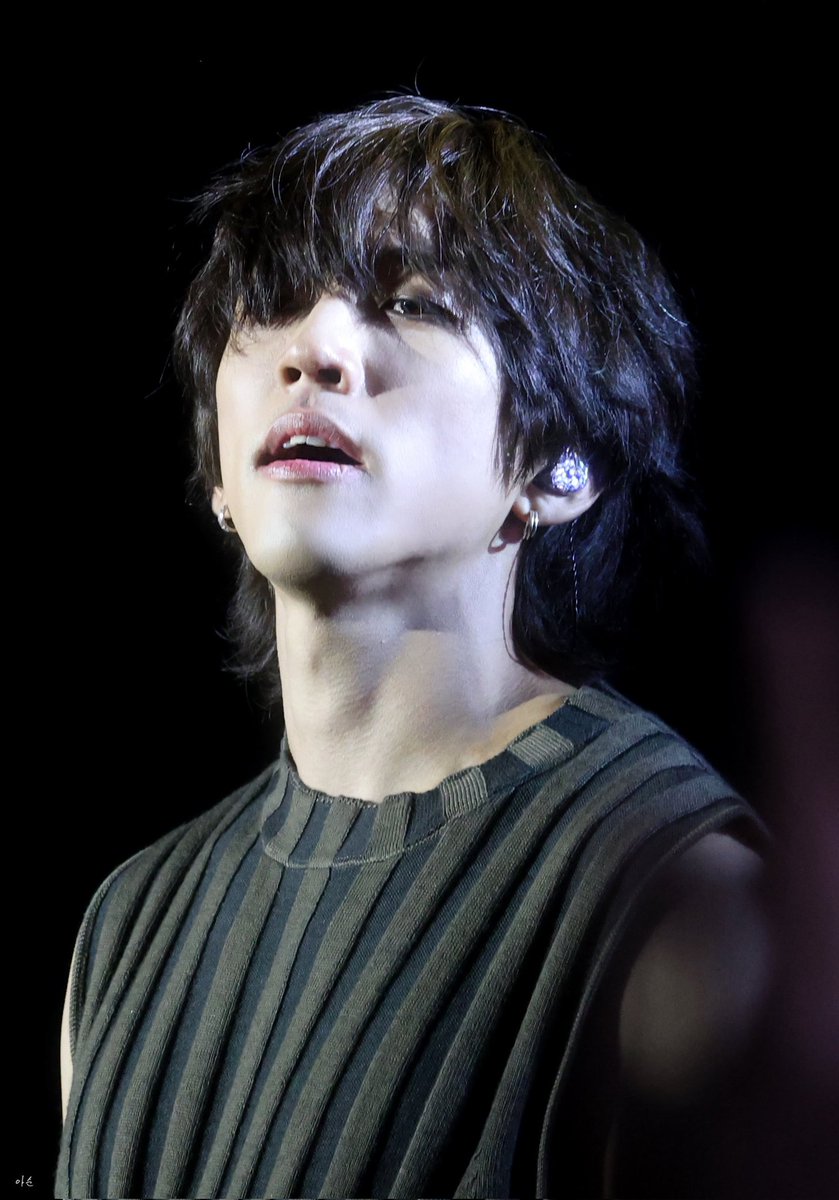 그림자땜에 스모키로 보여서 너무 이쁘다ㅠㅜ다시 눈화장 개찐한거 보고싶다