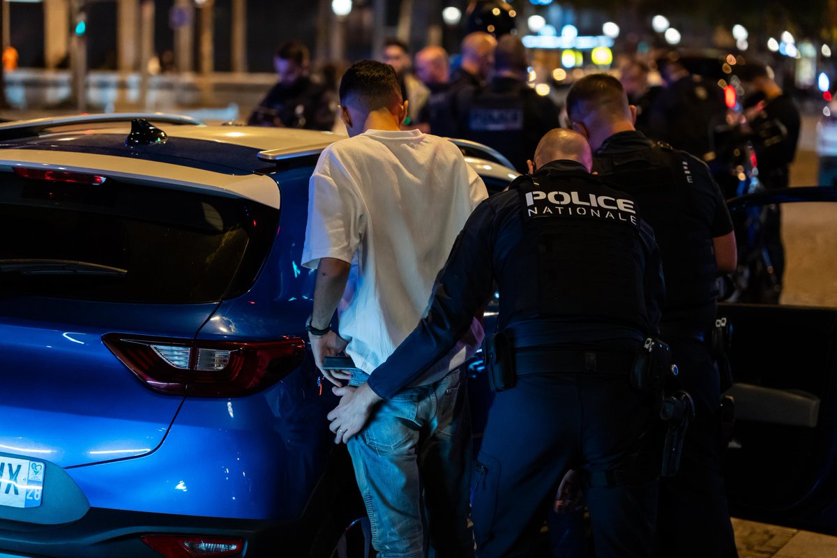 prefpolice's tweet photo. Restauration de la #SécuritéduQuotidien | Cette nuit, sur les #ChampsÉlysées, la @prefpolice a conduit, avec la #DPMP de la Ville de Paris, une vaste opération de sécurisation en ciblant particulièrement les comportements à risques pour la #SécuritéRoutière, avec notamment des contrôles #ContreLesRodéos, sous l'autorité de la préfète Magali Charbonneau, directrice de cabinet @prefpolice.
Bilan :
➡️ 287 personnes et 119 véhicules contrôlés
➡️ 2 interpellations : 1 pour conduite sous l'empire d'un état alcoolique et 1 conduite sous influence de stupéfiants
➡️ 35 contraventions dressées et 8 amendes forfaitaires délictuelles délivrées
➡️ 11 infractions liées au protoxyde d'azote relevées