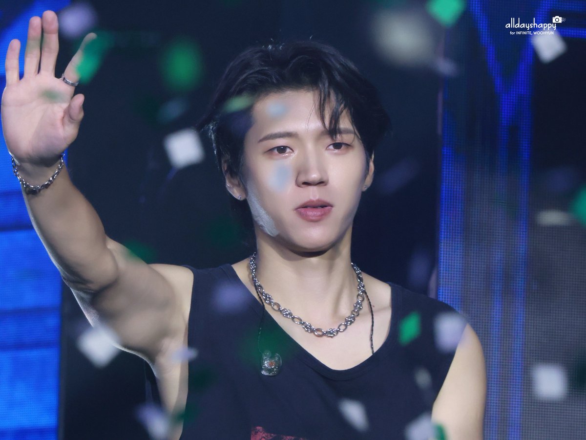 250817 식목일5 DAY2, Tree High School, 나무高🌳

컨페티 폭포 아래 객석 쳐다보면서 인사하던 우현이 눈에 눈물...  맘 아파😢🥲😭

#남우현 #NAMWOOHYUN
#NWH_5TH_SOLO_CONCERT
#식목일5 #TREE_HIGH_SCHOOL
#나무高 #나무고등학교