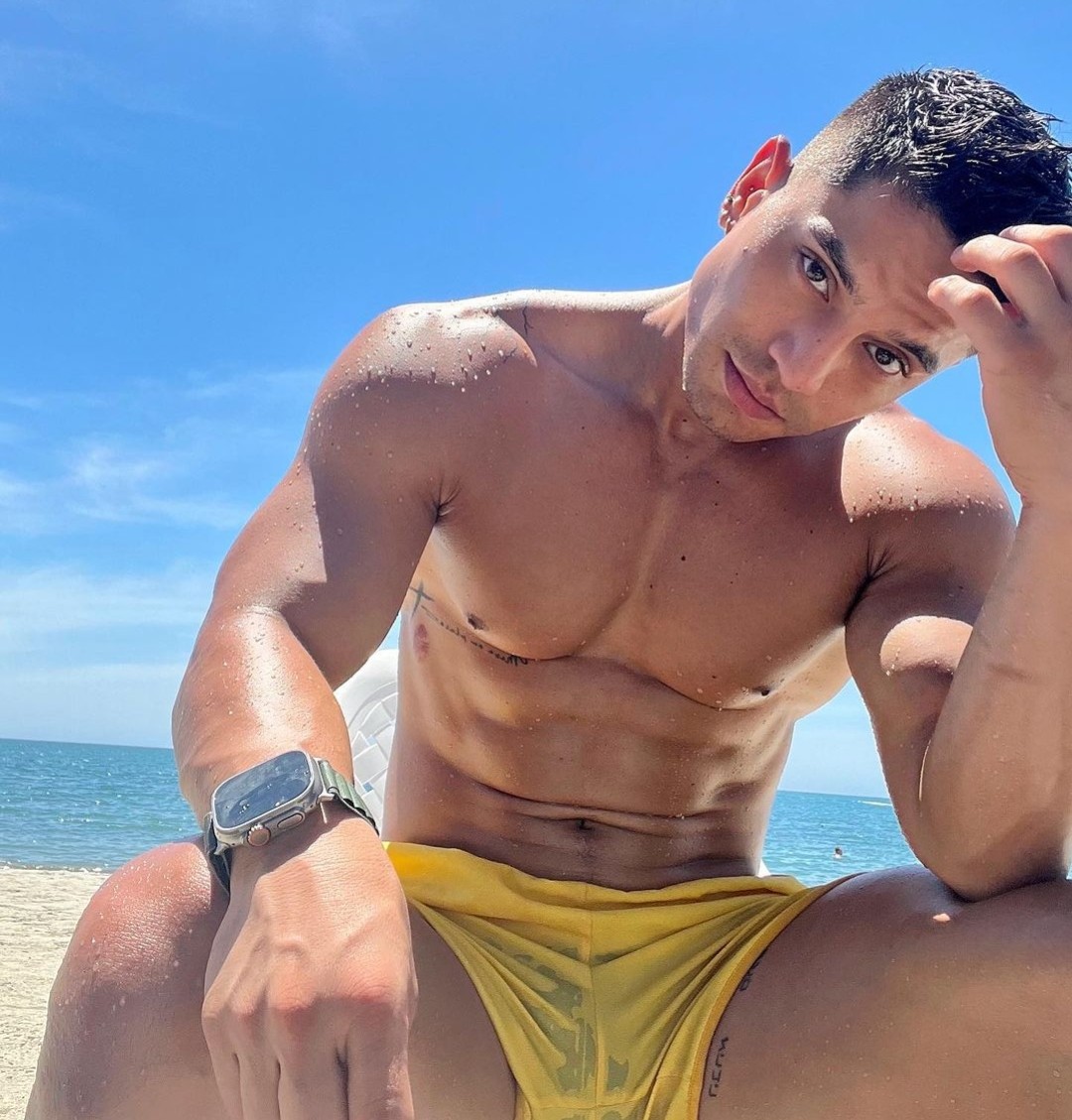 ¿Quién dijo que el calor solo se disfruta solo? Aventúrate, llama a ese amigo especial y escápense juntos a la playa. ¿Listos para el next trip? 😏🌊✨  
#EscapadaGay #AventuraConÉl #VamosALaPlaya #PlayasConOrgullo

Let’s go to the beach !! 🌞🌊🏖️🌴

 📸  #Follow 👉