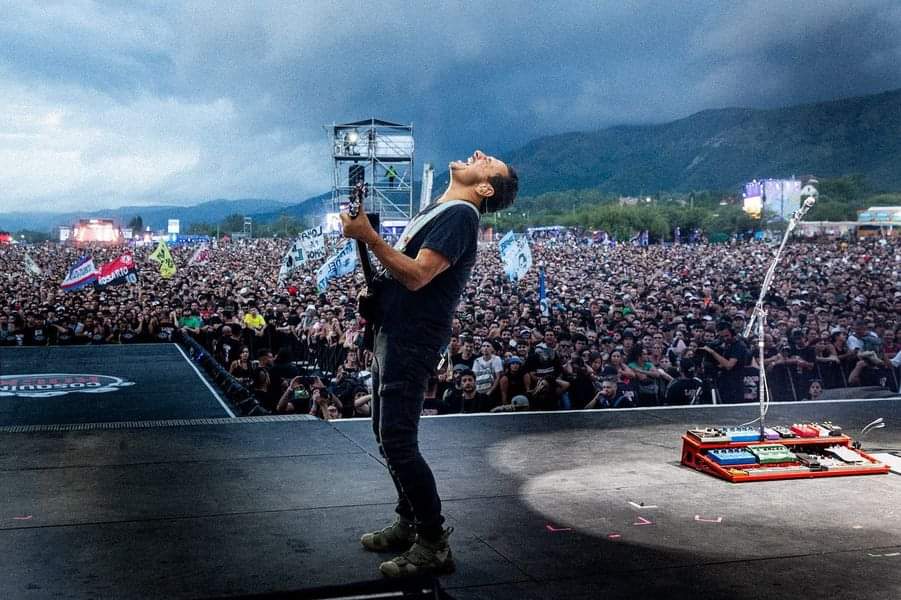 Hoy 17 de Agosto está cumpliendo años el gran Ricardo Mollo. Parte fundamental de SUMO, líder &amp; creador de DIVIDIDOS. Una de las mejores guitarras de nuestro rock nacional. Salud, maestro 🍷