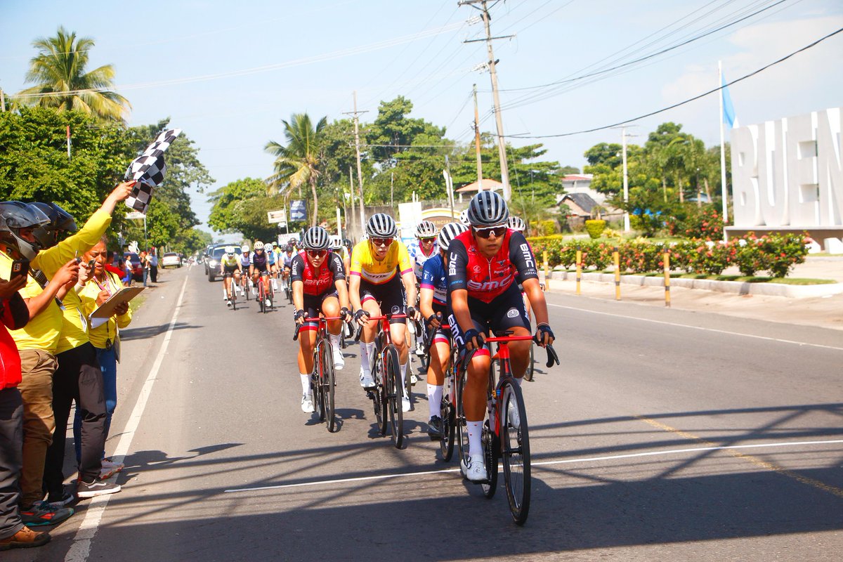 El pelotón en el paso por la primera meta volante.

<a href="/BANTRAB/">Bantrab.</a>
