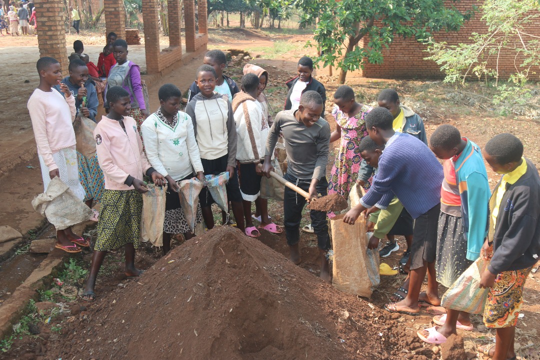UNICEF_Burundi's tweet photo. Dans le cadre du projet #CREATABLE financé par @unicefaustralia, un camp d’été s’est tenu du 11-15 août dans 17 écoles du 🇧🇮.
Supervision conjointe @UNICEF & @MENRS4 : forte participation, engagement des filles et activités innovantes (agriculture verticale, foyers améliorés). https://t.co/1FT3ZleTYF