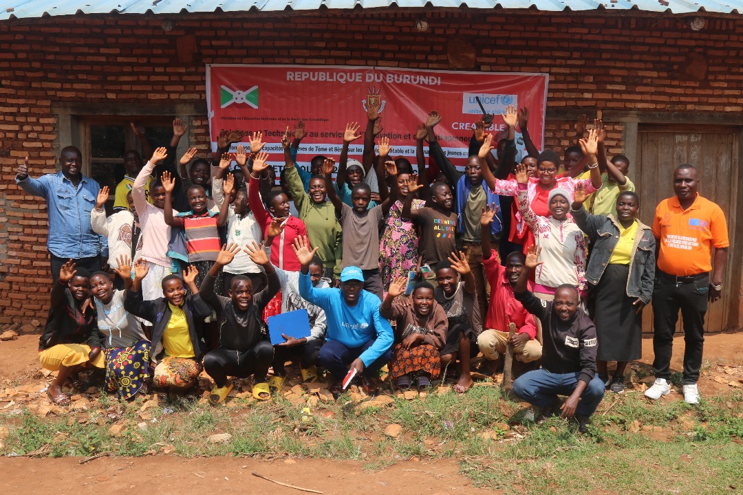 UNICEF_Burundi's tweet photo. Dans le cadre du projet #CREATABLE financé par @unicefaustralia, un camp d’été s’est tenu du 11-15 août dans 17 écoles du 🇧🇮.
Supervision conjointe @UNICEF & @MENRS4 : forte participation, engagement des filles et activités innovantes (agriculture verticale, foyers améliorés). https://t.co/1FT3ZleTYF