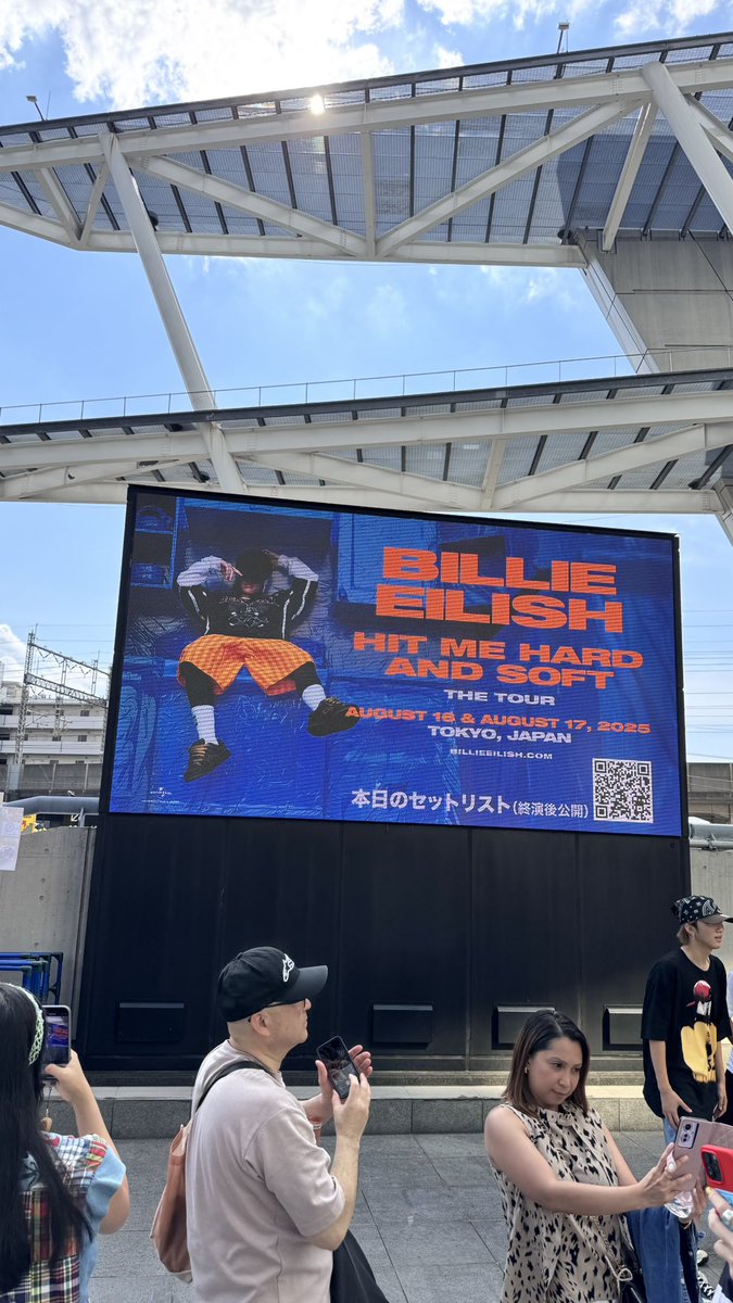 fromonatwithfor's tweet photo. Billieは2022年以来の3年ぶり。大前提で良かったんだけど今回は演出も派手だし大物外タレを見る目で見ちゃった。欲を言えばhappier than everはフル尺でやって欲しかったのとバンマスの兄者も連れてきて欲しかったな。また来てね〜 https://t.co/KKSOqyfbmX