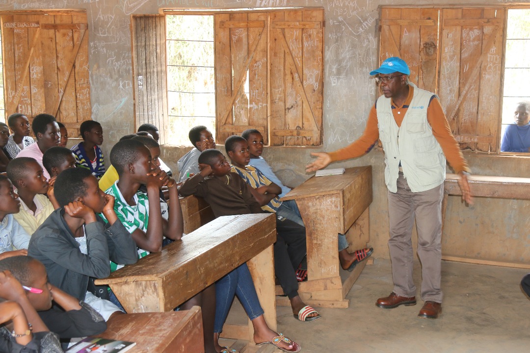 UNICEF_Burundi's tweet photo. Dans le cadre du projet #CREATABLE financé par @unicefaustralia, un camp d’été s’est tenu du 11-15 août dans 17 écoles du 🇧🇮.
Supervision conjointe @UNICEF & @MENRS4 : forte participation, engagement des filles et activités innovantes (agriculture verticale, foyers améliorés). https://t.co/1FT3ZleTYF