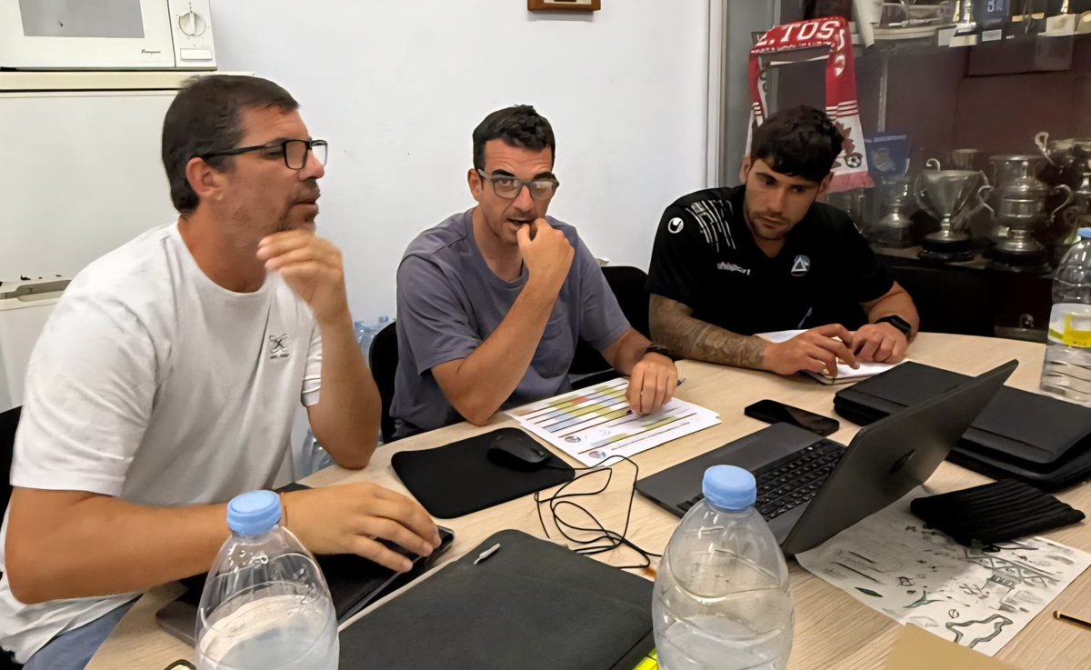 UETOSSA1922's tweet photo. 1r Equip 🤘🏼
Dijous 14/8/25
Presentacions amb la directiva, staff tècnic i els jugadors 🤝🏼 Joc de cohesió + exercicis de força🏋♀️ estructural + circuït de resistència amb aspectes tècnics i tàctics.
#pretemporadauetossa
#1acat
#futbolpopular
#escapulats https://t.co/6jsV0iTGQq