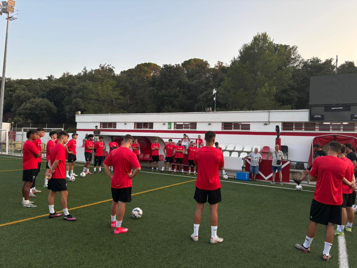 UETOSSA1922's tweet photo. 1r Equip 🤘🏼
Dijous 14/8/25
Presentacions amb la directiva, staff tècnic i els jugadors 🤝🏼 Joc de cohesió + exercicis de força🏋♀️ estructural + circuït de resistència amb aspectes tècnics i tàctics.
#pretemporadauetossa
#1acat
#futbolpopular
#escapulats https://t.co/6jsV0iTGQq