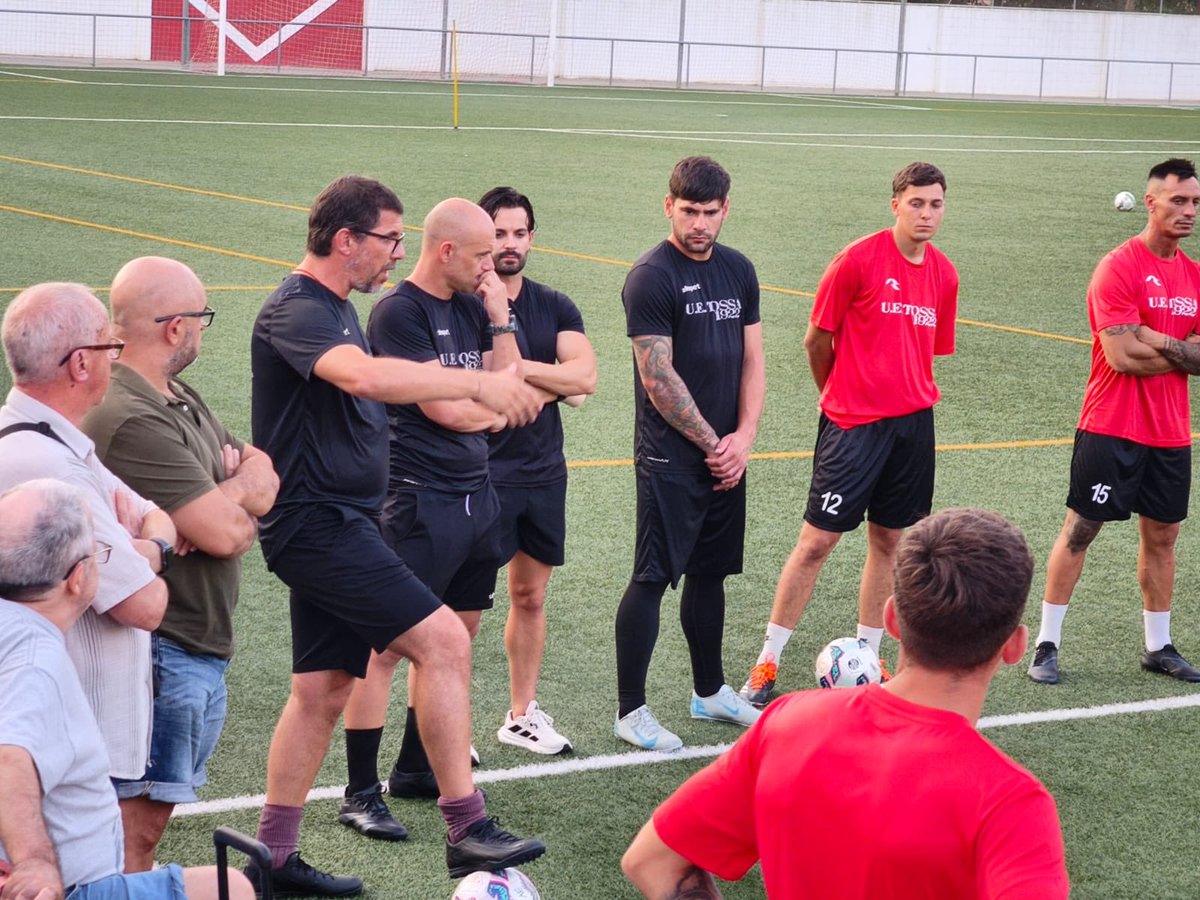 UETOSSA1922's tweet photo. 1r Equip 🤘🏼
Dijous 14/8/25
Presentacions amb la directiva, staff tècnic i els jugadors 🤝🏼 Joc de cohesió + exercicis de força🏋♀️ estructural + circuït de resistència amb aspectes tècnics i tàctics.
#pretemporadauetossa
#1acat
#futbolpopular
#escapulats https://t.co/6jsV0iTGQq