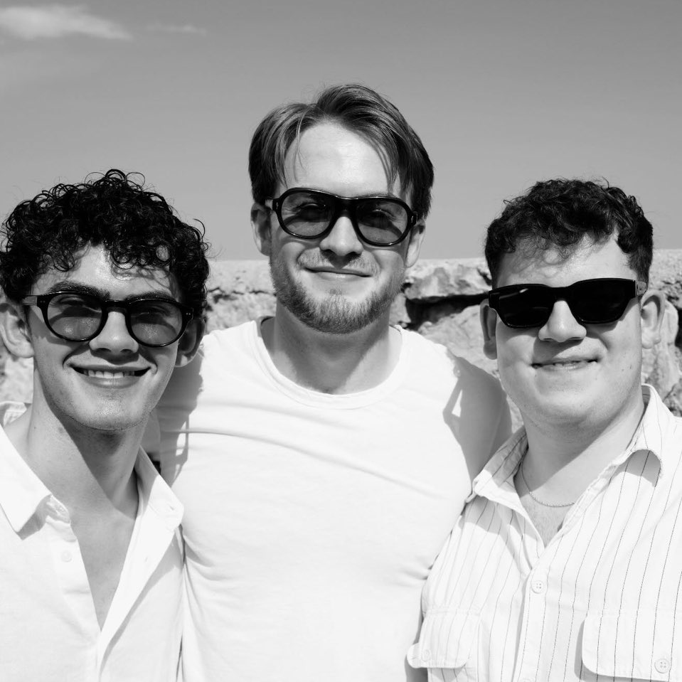 OKAY I’M GOING CRAZY😭😭