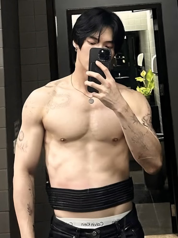 suho_jinyoung's tweet photo. win metawin shirtless update OMG 💪🏻 https://t.co/NUDrOYmVNa