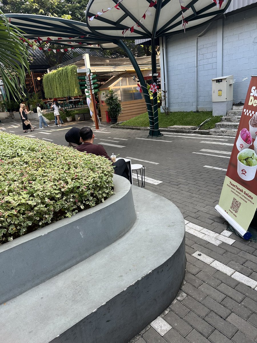 OvanHermawan's tweet photo. Lagi ngopi di scbd park, ada egi juga lagi ngopi dengan istri. https://t.co/uBkE5Hy7fQ