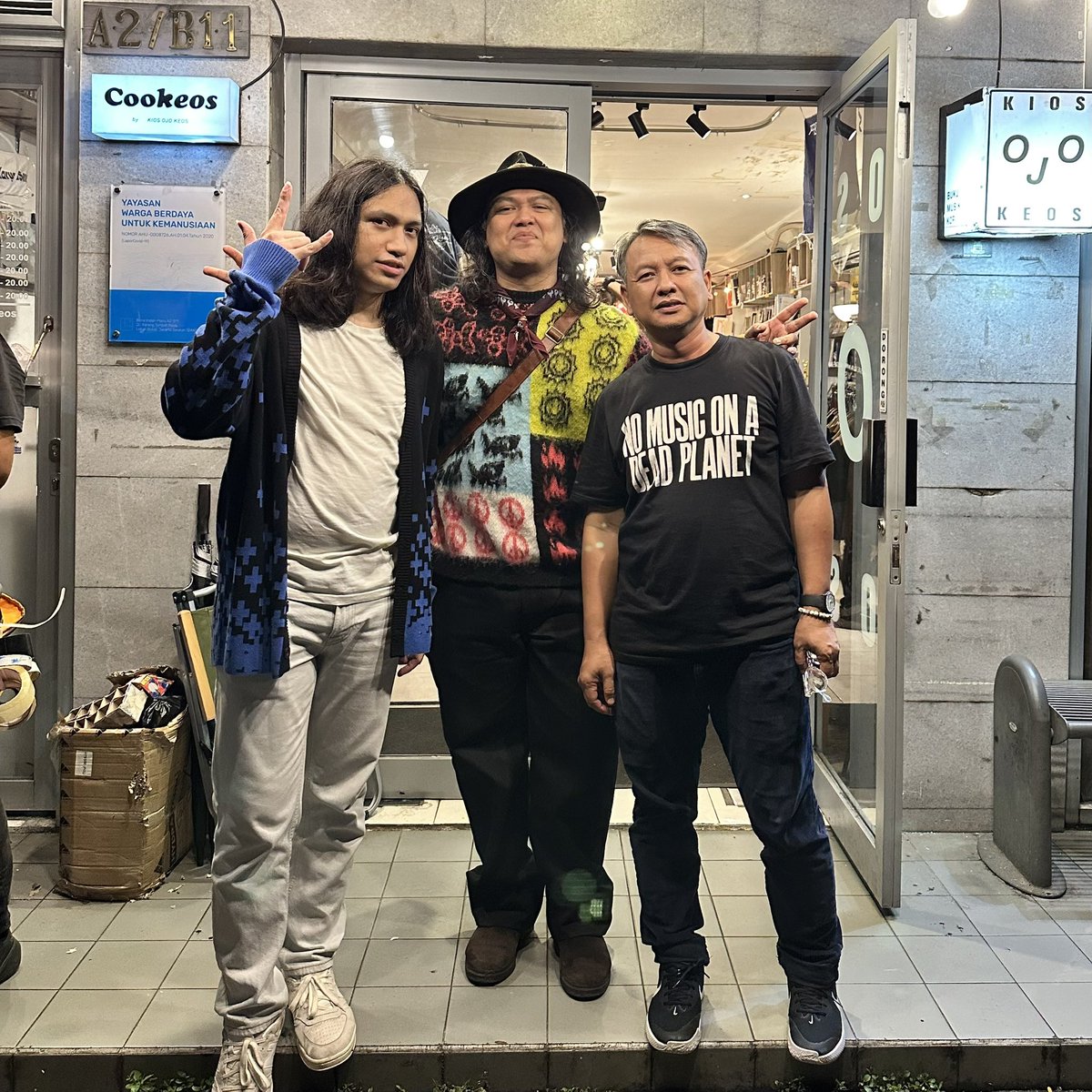 Dua orang yang membangkit sukma manusia.