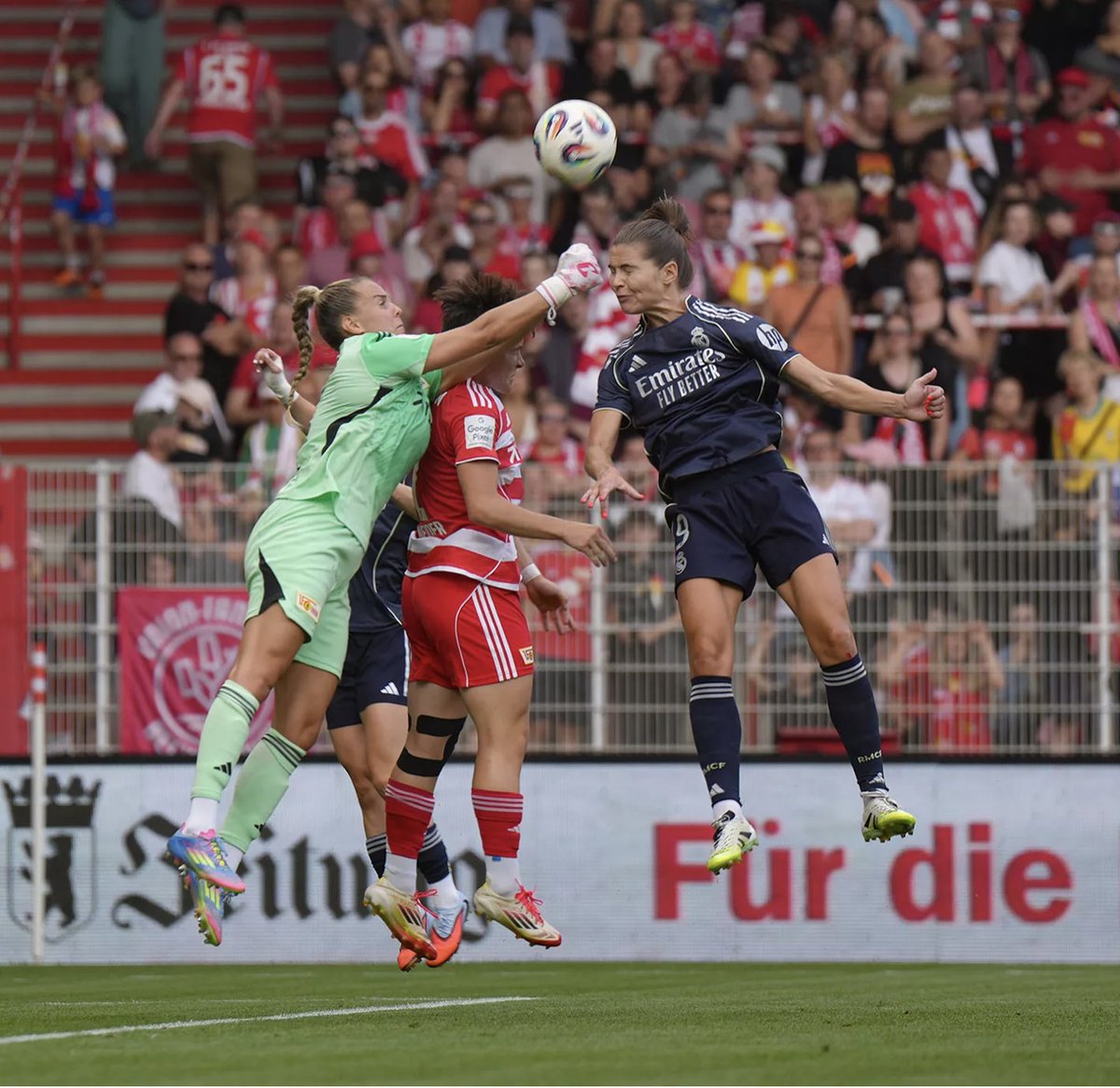 🤍 Misa 🤍 Malena Ortiz (@misa_cf) on Twitter photo Pocas jugadoras hay como <a href="/signebruun20/">Signe Kallesøe Bruun</a> cuando hay un balón aéreo por medio.
Da igual lo que haya por delante, que ahí está la danesa buscando el balón para generar peligro.
🔥SB9🔥 Pocas jugadoras hay como <a href="/signebruun20/">Signe Kallesøe Bruun</a> cuando hay un balón aéreo por medio.
Da igual lo que haya por delante, que ahí está la danesa buscando el balón para generar peligro.
🔥SB9🔥