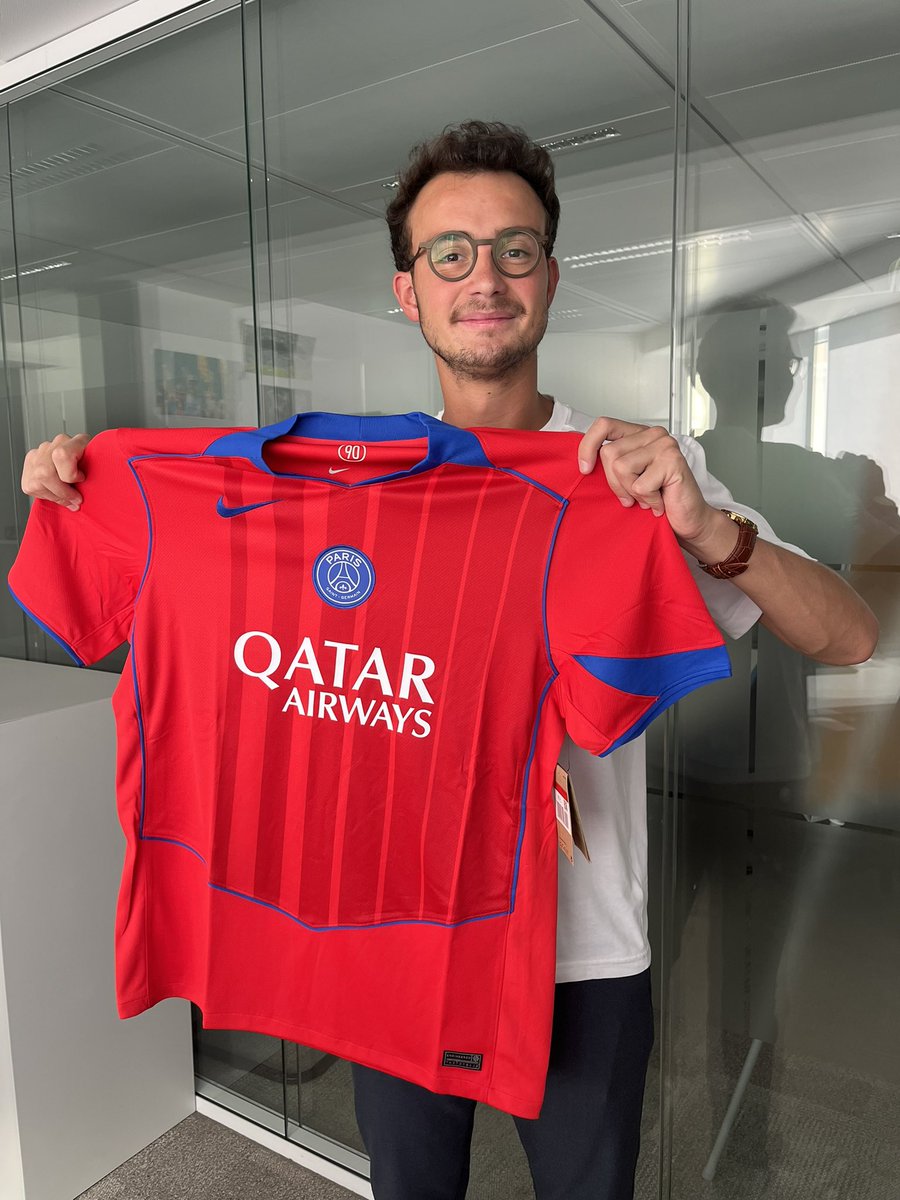 L'ÉQUIPE du soir (@lequipedusoir) on Twitter photo 🎁 𝐂𝐀𝐃𝐄𝐀𝐔 𝐃𝐔 𝐒𝐎𝐈𝐑 🎁
🏆On vous fait gagner le nouveau maillot du <a href="/PSG_inside/">Paris Saint-Germain</a> 🔵🔴
🍀 RT + FOLLOW <a href="/lequipedusoir/">L'ÉQUIPE du soir</a> pour tenter votre chance !
#EDS 🎁 𝐂𝐀𝐃𝐄𝐀𝐔 𝐃𝐔 𝐒𝐎𝐈𝐑 🎁
🏆On vous fait gagner le nouveau maillot du <a href="/PSG_inside/">Paris Saint-Germain</a> 🔵🔴
🍀 RT + FOLLOW <a href="/lequipedusoir/">L'ÉQUIPE du soir</a> pour tenter votre chance !
#EDS