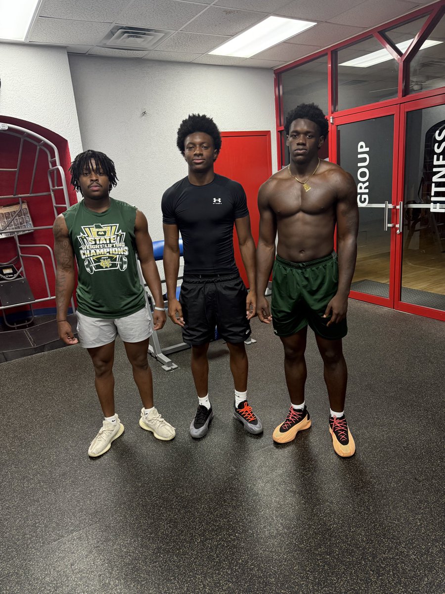tayshaun0421's tweet photo. Brotherhood workout this morning #Brotherhood #runningbackU ๐๐๐๐๐ @WareCoGators @WareFootball https://t.co/5eSMEqlSDW