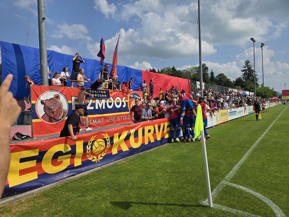 Der SC Cham spielt normalerweise gegen die U21 des <a href="/FCLugano1908/">FC Lugano</a>. Heute warfen die Zuger den Super-Ligisten verdient(!) mit 3-2 aus dem Cup! Die Tessiner mit katastrophaler Passquote und sehr wenigen gelungenen Aktionen. Ca. 2000 Anwesende im Stadion Eizmoos feierten ausgelassen.