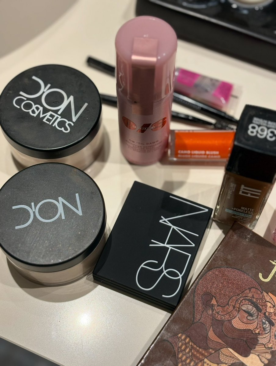 I bring <a href="/doncosmetics/">D'ON Cosmetics</a> setting powder to EVERY &amp; ANY makeup appointment! Thank me later ✨

<a href="/summerdonbell/">Summer D’on</a>