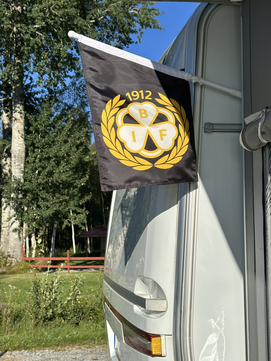 tpemer's tweet photo. Såja, flaggan är hissad inför nya säsongen. 💪🐯🖤💛❤️ #brynäs #bif #shl https://t.co/vXStNhXJFJ