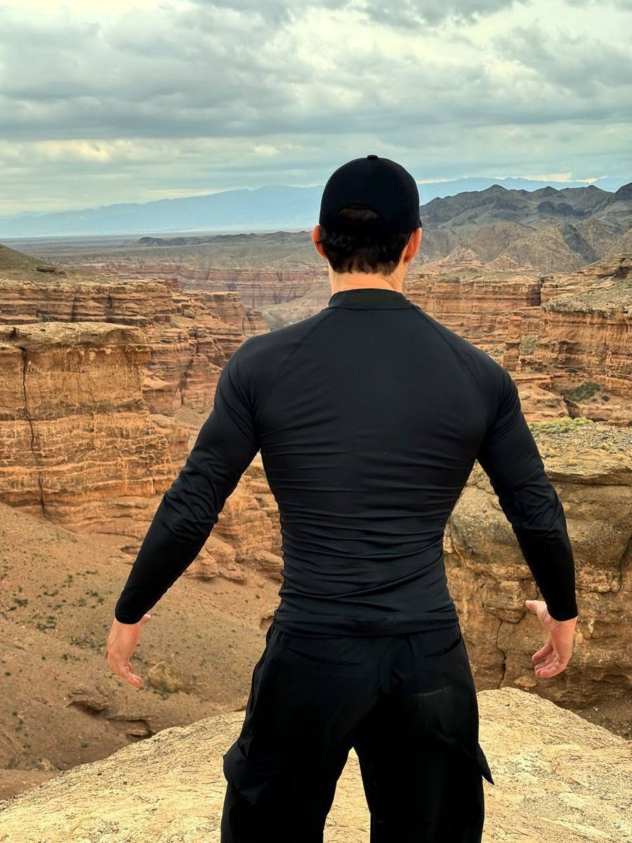 Desde el borde del Gran Cañón de Charyn en Kazajistán, se recuerda que el mundo es un libro abierto para quienes se atreven a mirar más allá. 🌍✨

Cada paso es un encuentro con lo inesperado.

#ViajarSolo #AventuraGay #DescubreElMundo #OrgulloV... instagram.com/divercity.mx/