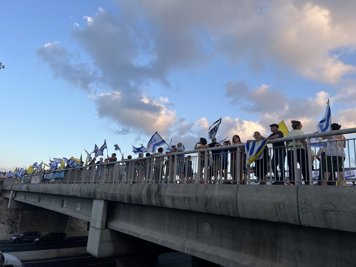 צומת אליקים עכשיו. קרוב לאלף מפגינות.ים.
