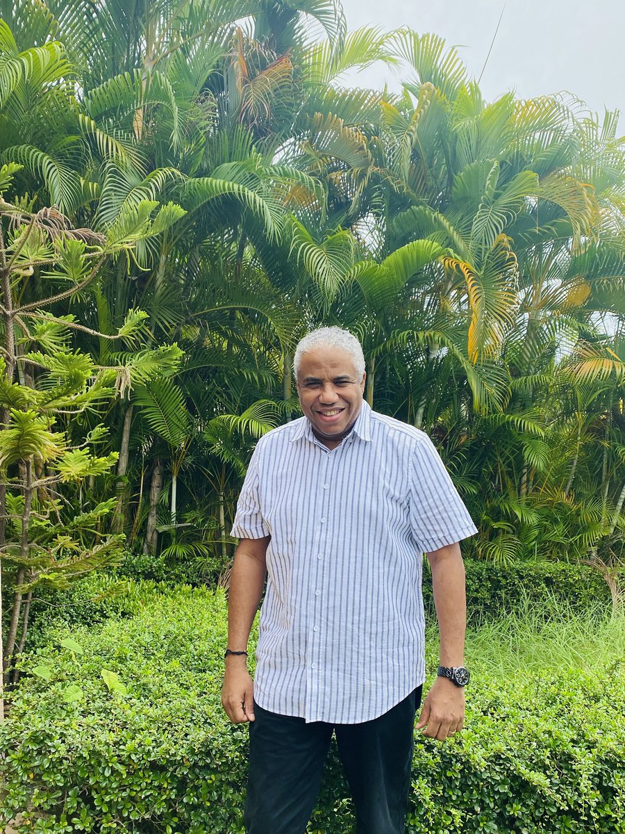 El mar Caribe toca con sus labios candentes cada curva de la bella Quisqueya. El Océano Atlántico se rinde a pesar de su inmensidad profunda, ante los atributos paradisiacos de una tierra que es un edén tropical celeste. Amor de amores colocada en la ruta de los sueños y suspiros