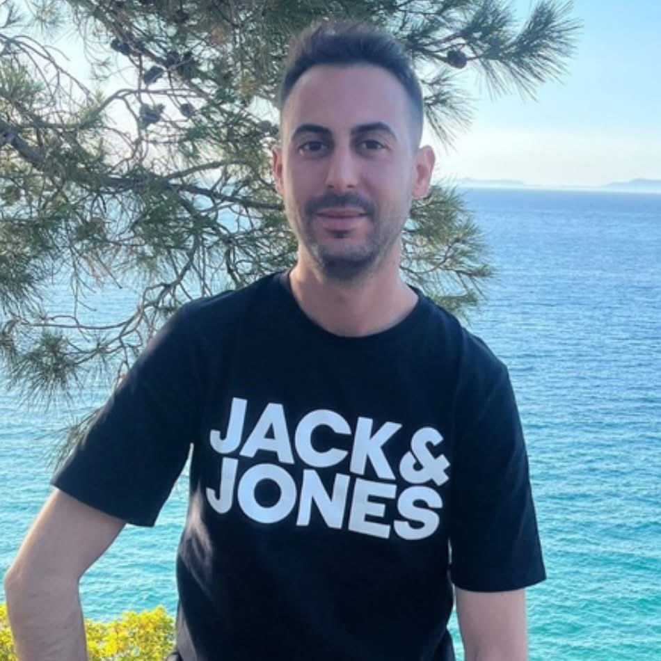 Söke’den değerli kardeşim Ali Sakızın oğlu Mert Sakızı elim bir trafik kazasında kaybettik. 
Allah rahmet eylesin 
Mekanı cennet olsun 
Kederli ailesine ve yakınlarına başsağlığı ve sabır diliyorum.