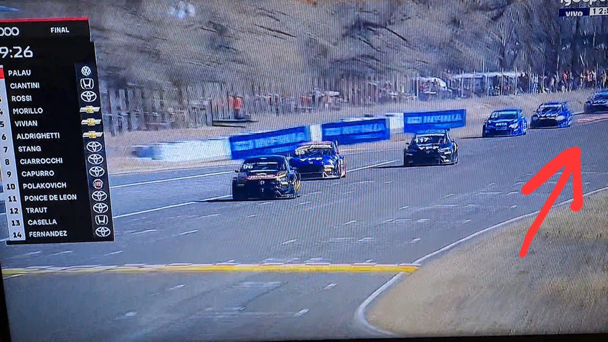 Qué culiau el TC andando por fuera de la pista... Ah, no... pará...
#TC2000