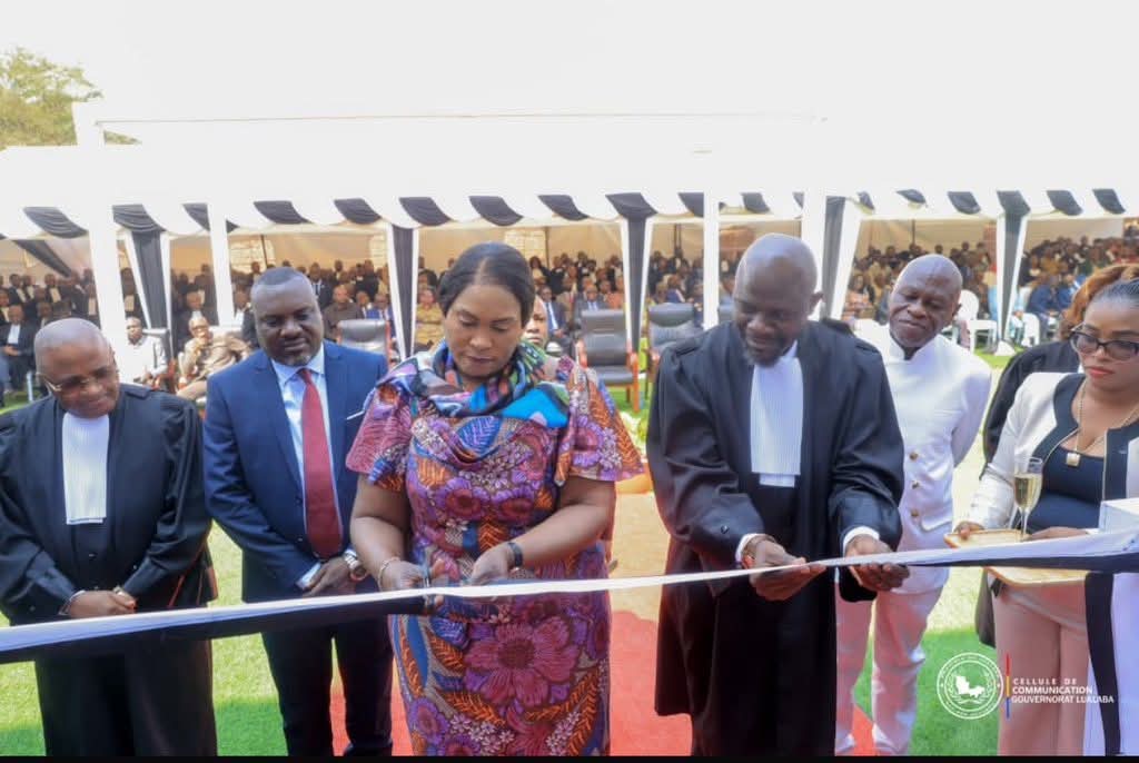 JKapitene's tweet photo. Inauguration officielle de la Maison Moderne du Barreau de Lualaba par Mme #FifiMasuka l'oeil éclairé de #FatshiBeton https://t.co/K1h4SXwaWj