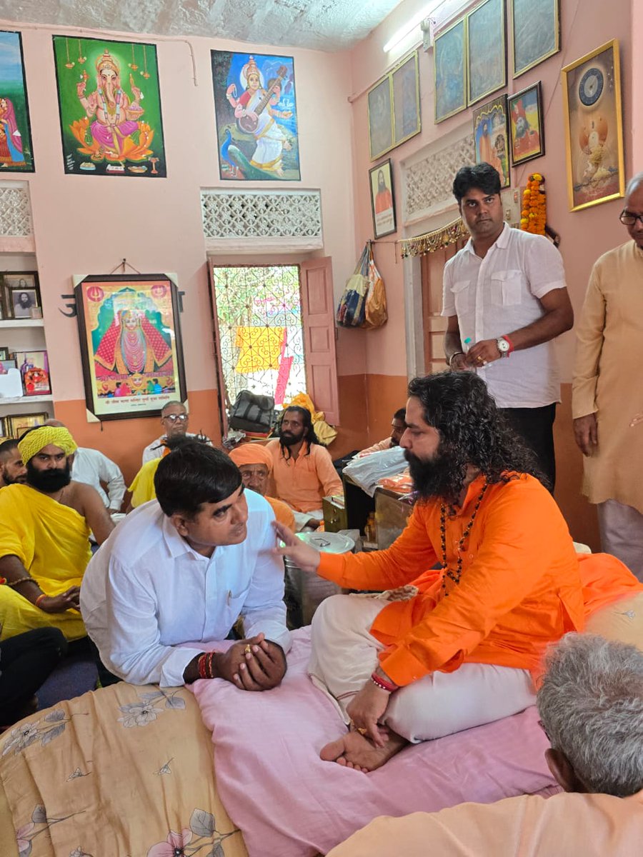 klsharma_ind's tweet photo. ।। जय साहेब की ।।
आज श्री श्री 1008 श्री खिंवादास जी महाराज की 24 वीं पुण्यतिथि के अवसर पर बाबा बंशीदास हॉस्पिटल के भव्य शिलान्यास समारोह पर सांगलिया धूणी तपोभूमि पर पहुंचकर धूणी माता को प्रणाम कर
 श्री श्री 108 श्री ओमदास जी महाराज से आर्शीवाद लेने का सौभाग्य प्राप्त हुआ । https://t.co/7RWG2QrRwV