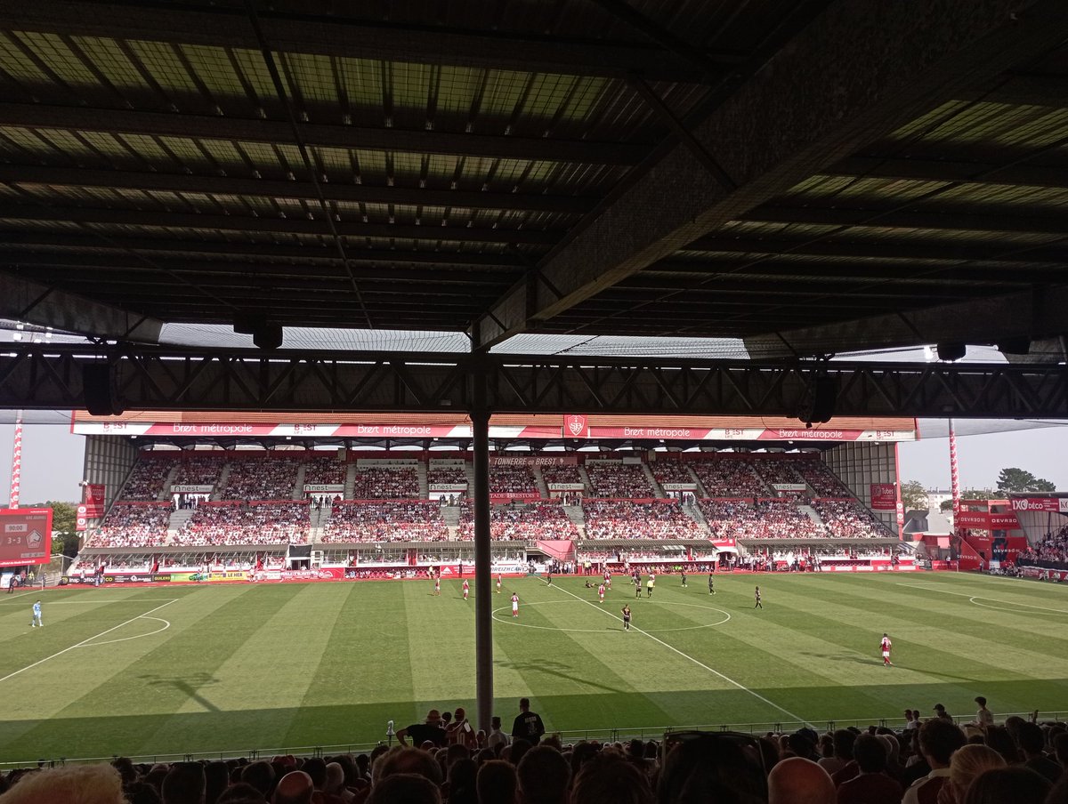 ⏱︎ 90'

⏲️ Echuet eo.

Bloaz nevez a dalv poent gentañ evit ar Vrestiz, leun a respont a-enep d'ur vrav a skipailh eus Lille 🙌

Brest da viken ❤️🤍

Palioù : Doumbia (34', 51') ha Le Cardinal (75'). Giroud (11'), Haraldsson (26') ha Makou (66').

#LOSCSB29 3️⃣-3️⃣