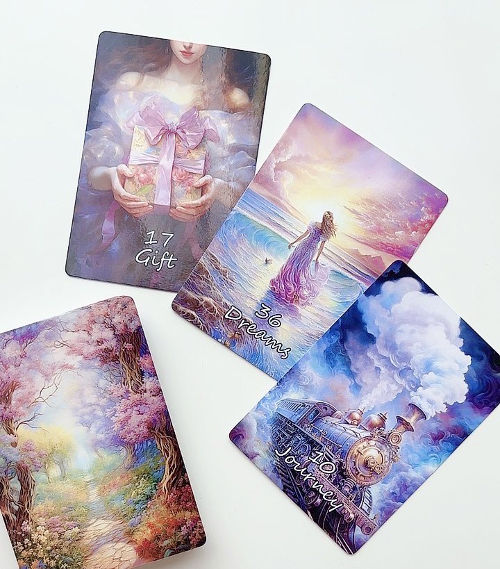 本日もお疲れ様でした。
「先生のカードが見たいです！」というお声をいただきましたので、オランダからお取り寄せしたnewデッキを載せておきます🌙✨
左：ルノルマンカード
右：キッパーカード