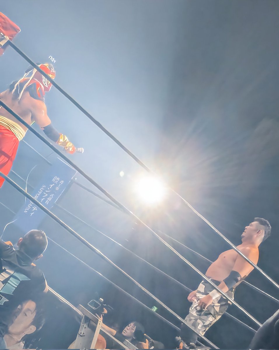 mammothsasaki's tweet image. 江崎さんはいつも笑ってたから絶対に泣かんと決めて向かいました
ハヤブサは正にハヤブサでした
負けて言うのも何ですが、お互い自分の足でリングを降りれて嬉しかったです
立会人を務めてくれた工藤さんにも感謝致します
プロレスを続けてきて本当によかった
ありがとうございました！
#pw_freedoms
