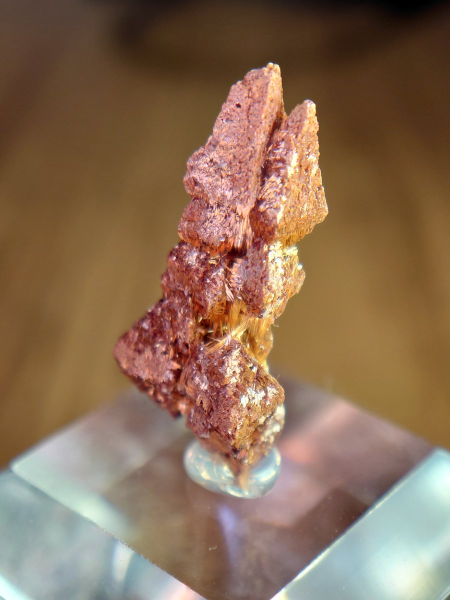 金紅石の和名の通り金色のルチルのアナテース仮晶