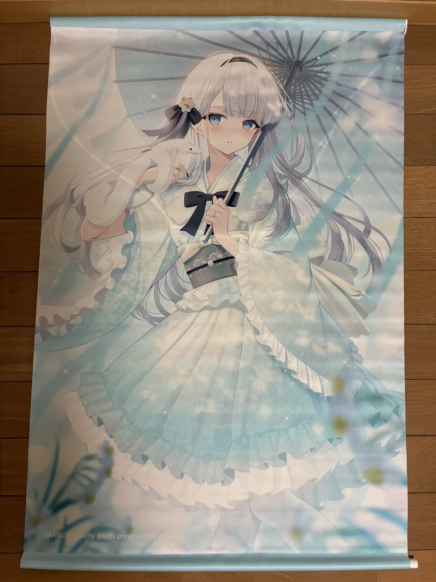 ・夏コミ戦利品③
ミュシャ先生の白雪ひなちゃんの新刊セットと2025年謹賀新年のタペスタリーを頂きました。
個人的に新刊のひなちゃんの花火のイラストは刺さりました‼︎
タペストリーでは夏を象徴とする向日葵と同じ色のワンピースが相性が良くて最高です。