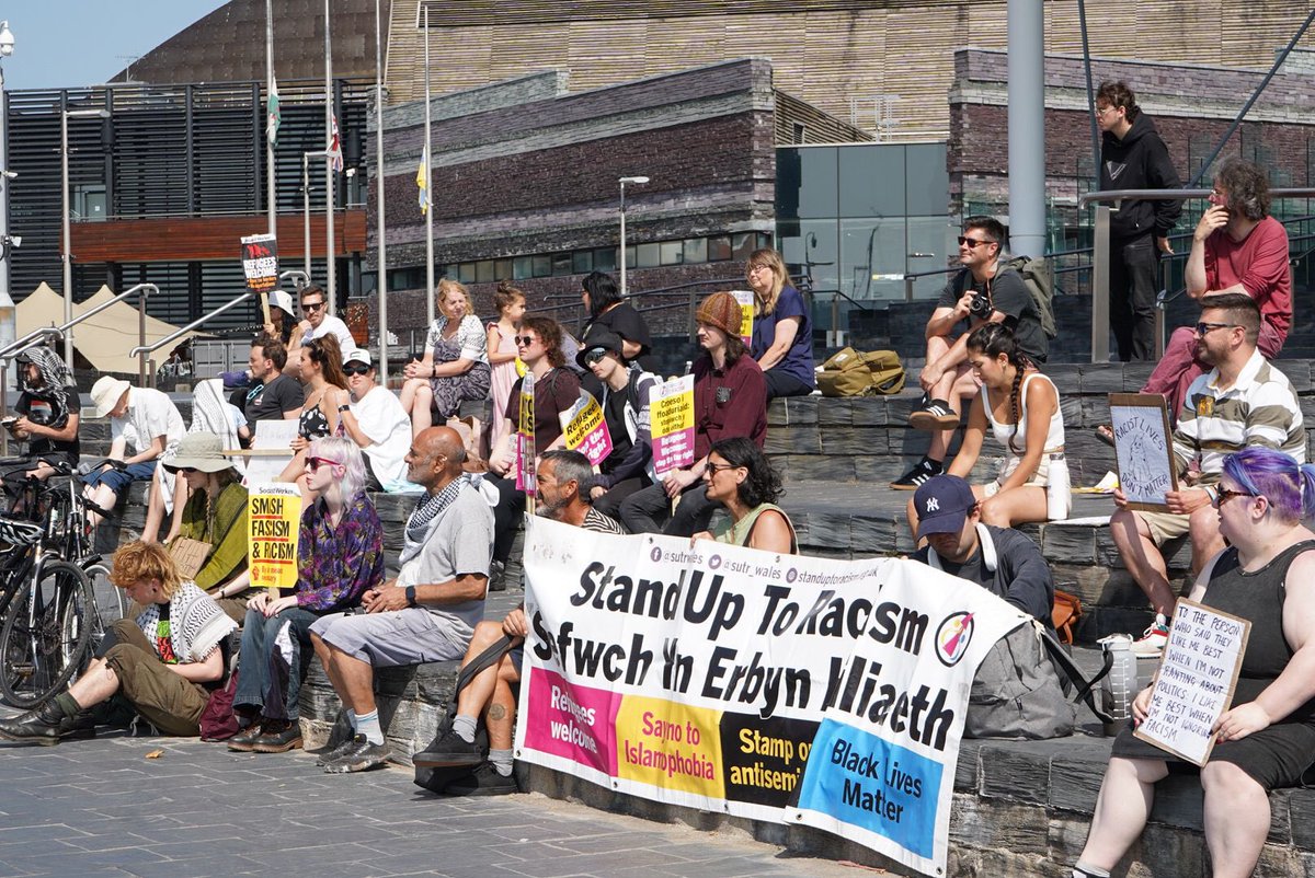 This weekend we mobilised up &amp; down the country against the far right targeting refugees. Well done to all. Large far right demos in Falkirk, Wakefield &amp; Stockport. Worrying violence &amp; racist attacks in Canary Wharf today. We must continue to mobilise, expose fascists &amp; racists