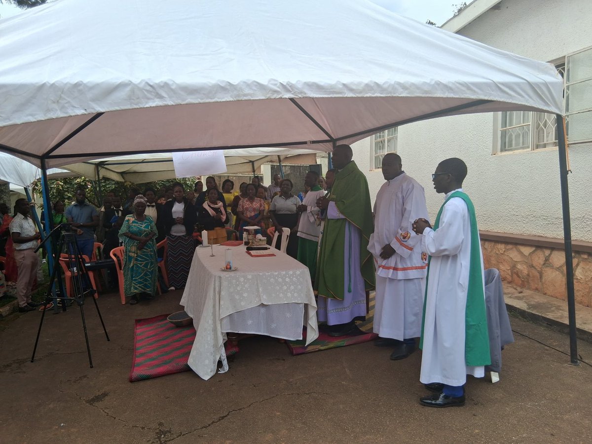 FlashNakFashion's tweet photo. Today during mass to celebrate the life of Owek. Mzee Tofili Malokweza. Kaggo eyawummula / Omusirikale wa Paapa at his home in Kazo. May his Soul rest in eternal peace 🙏 #Vote #WomanMp #Wakiso #ElectionsUganda #DemocraticFront https://t.co/wznOIeBb7Q