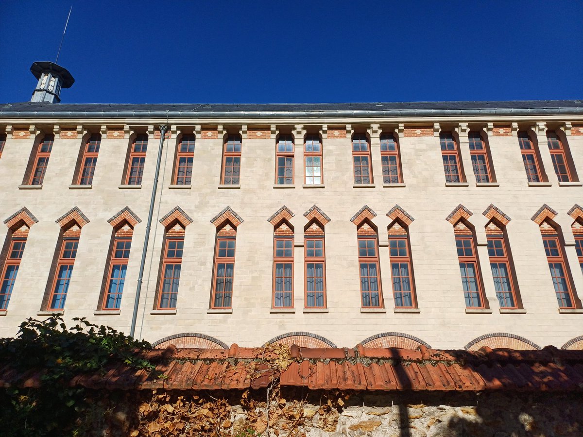 On each level of the Lakanal high school (1885), all the windows are surmounted by a small window that can be opened continuously in winter to ensure good renewal of the interior air. At that time, schools were built in compliance with strict hygiene rules.